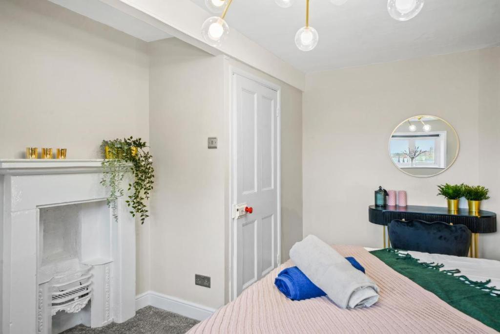 Deluxe 5 Bed In Central Whitby - Parking - Hot Tub Exterior photo