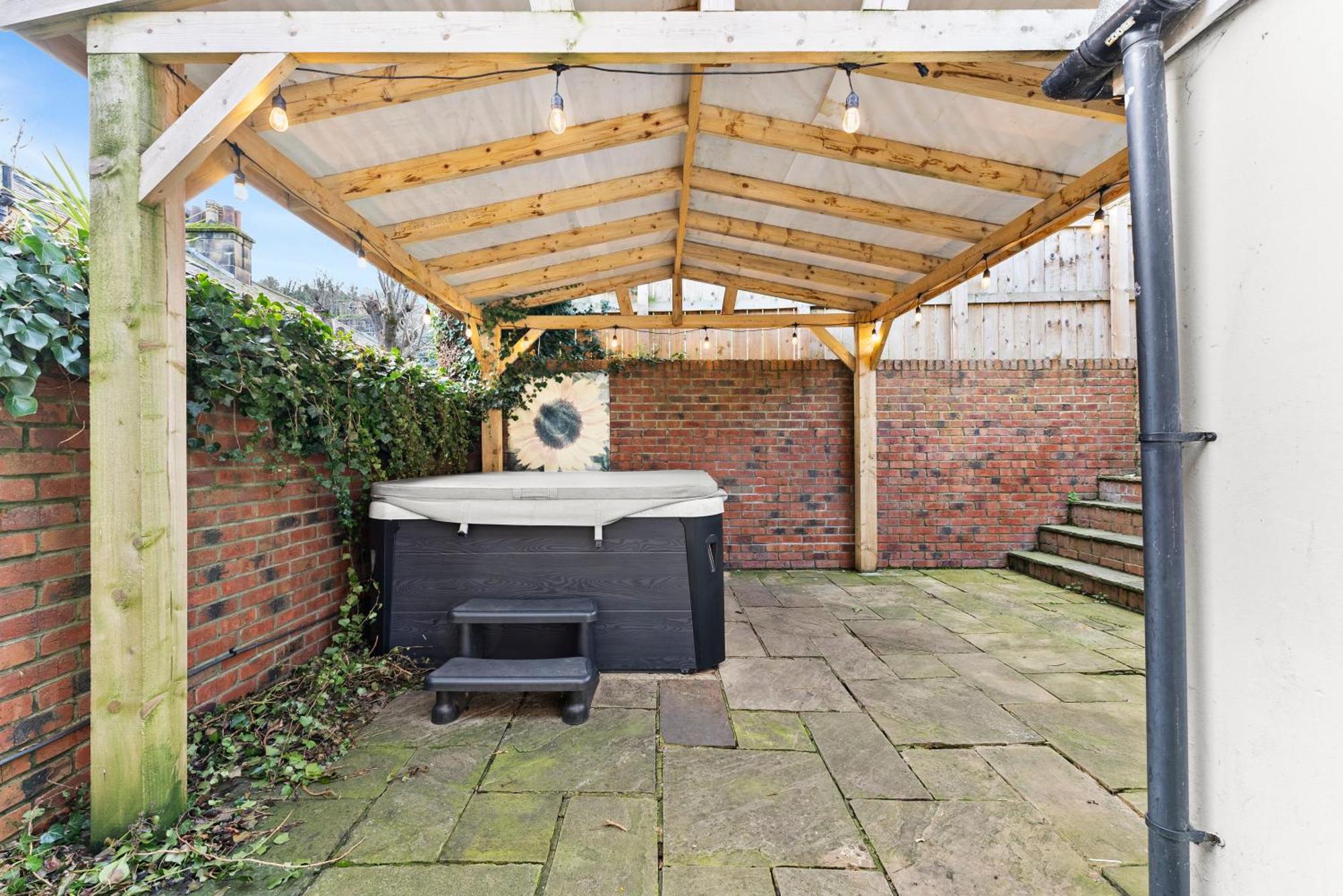 Deluxe 5 Bed In Central Whitby - Parking - Hot Tub Exterior photo